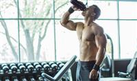 Vận động viên trẻ nên tiêu thụ nước hay đồ uống thể thao?