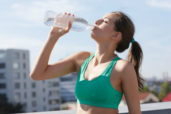 Có cần uống nước thể thao khi chạy bộ?